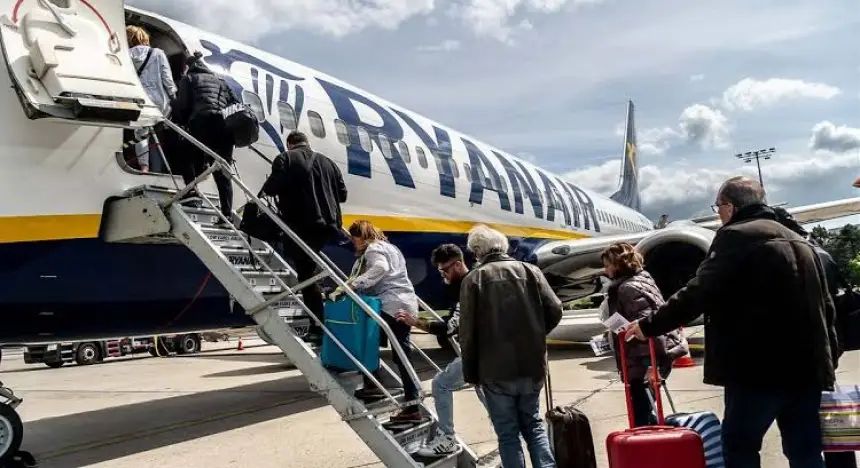 بشرى للمسافرين.. قرار وشيك يفرض "مجانية" حقيبتي اليد على شركات الطيران المنخفض التكلفة